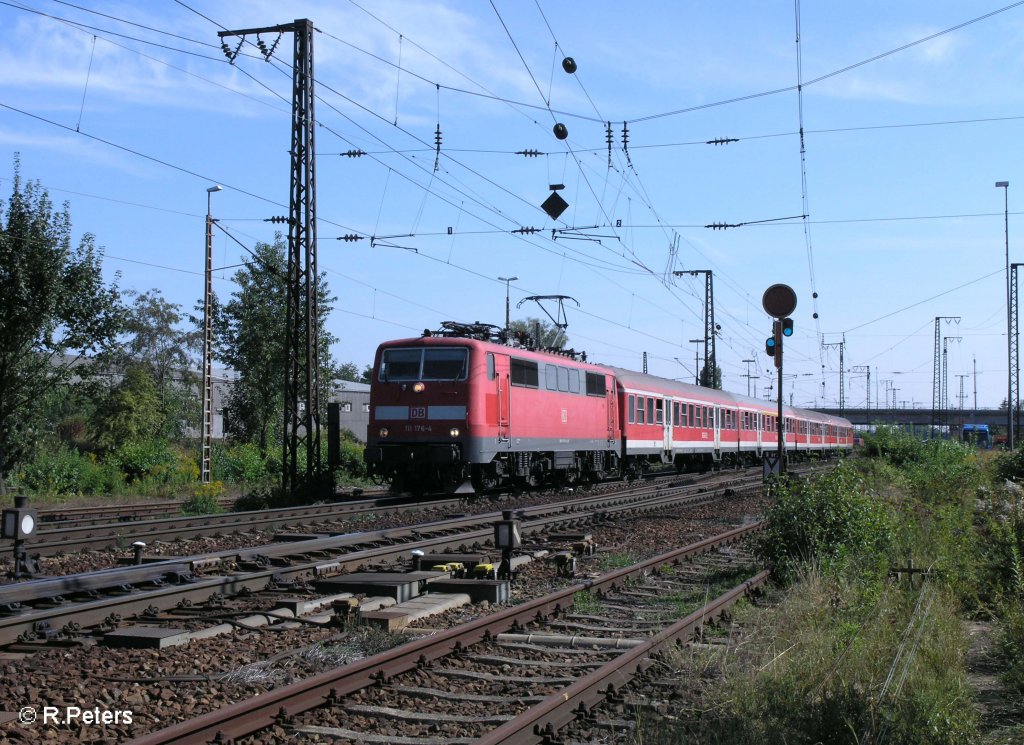 111 176-4 fhrt in Regensburg mit der RB 32120 Neumarkt (Oberpfalz)ein. 09.09.09
