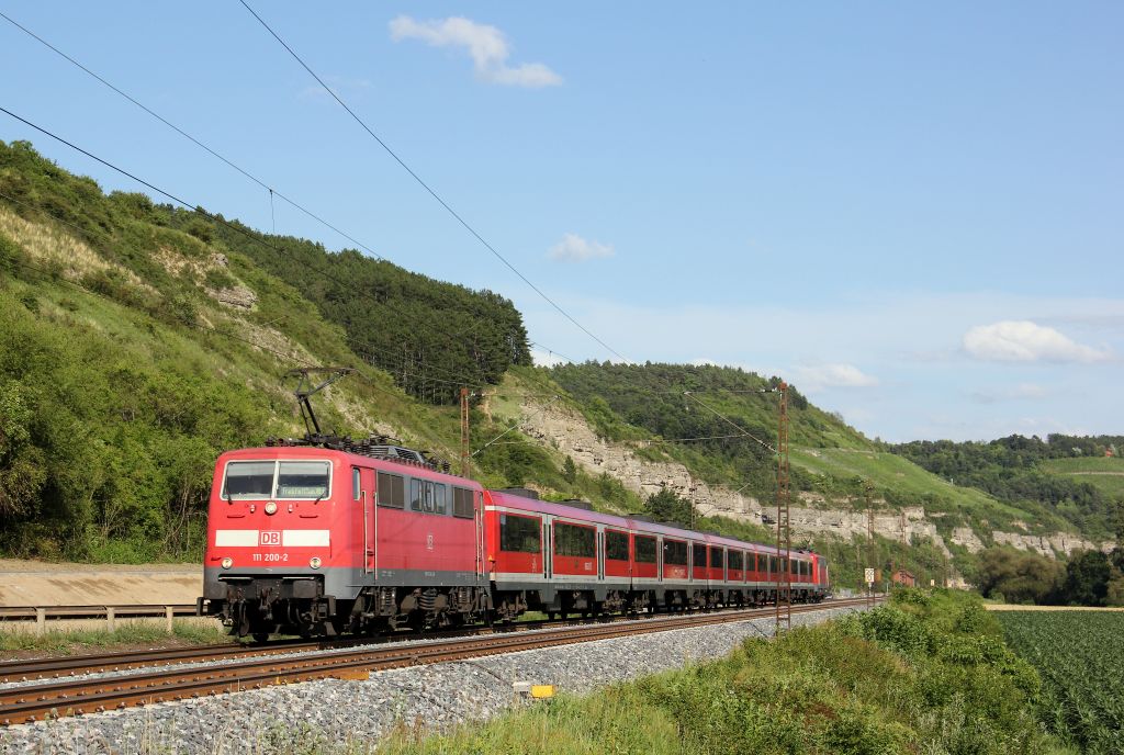 111 200-2 donnerte mit dem RE 4620 nach Frankfurt am Main Hbf durch Karlstadt im Maintal am 22.6.12.