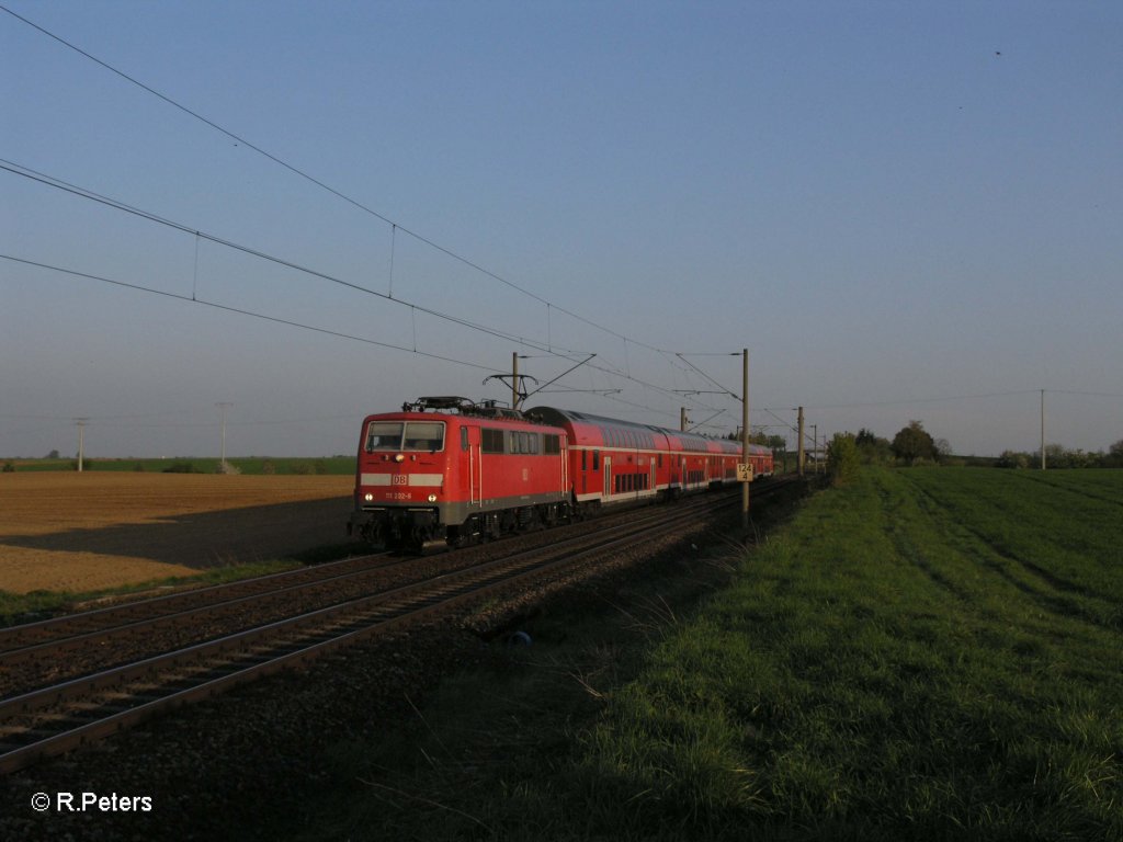 111 202-8 mit RE4264 Mnchen – Nrnberg bei Altegolsheim. 21.04.11
