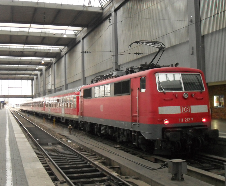 111 212-7+RE4242 kurz vor der Abfahrt Nach Nrnberg Hbf. im Bahnhof Mnchen am 11.08.10