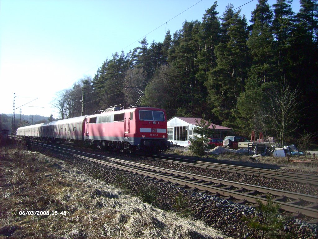 111 221-8 schiebt eine RB bei deining. 06.02.08