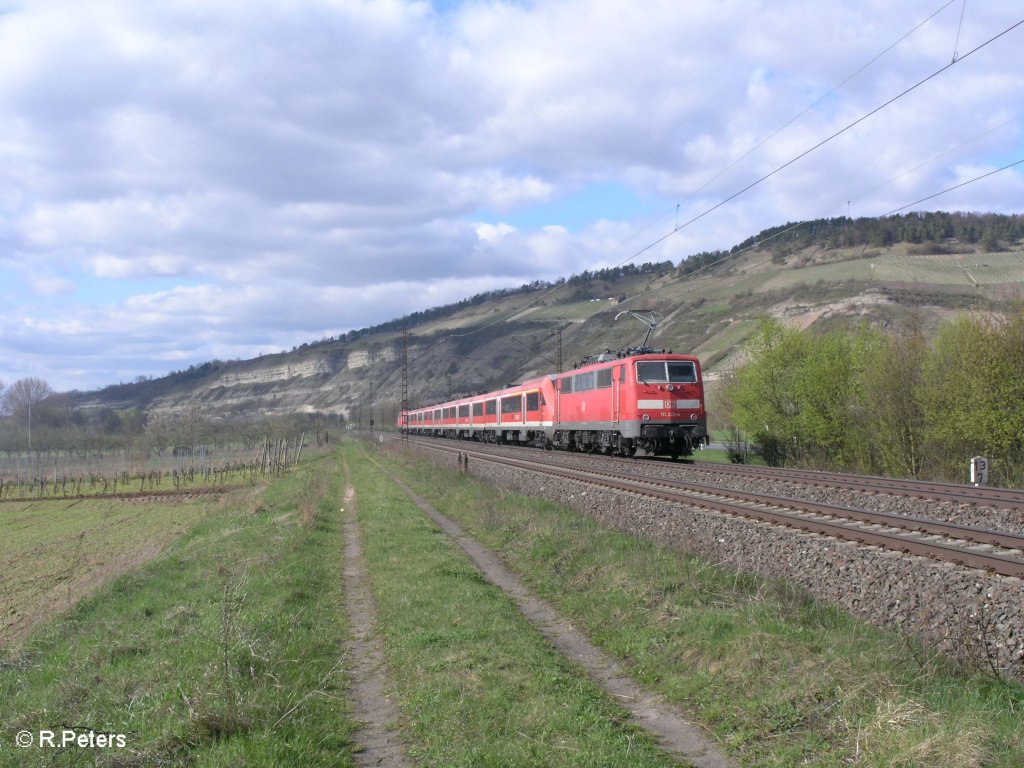 111 223-4 schiebt den RE bei Thngersheim. 10.04.10