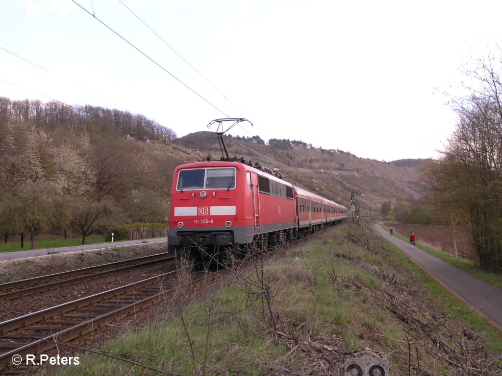 111 225-9 schiebt eien RB nach Wrzburg durchs Maintal bei Gambach. 12.04.08