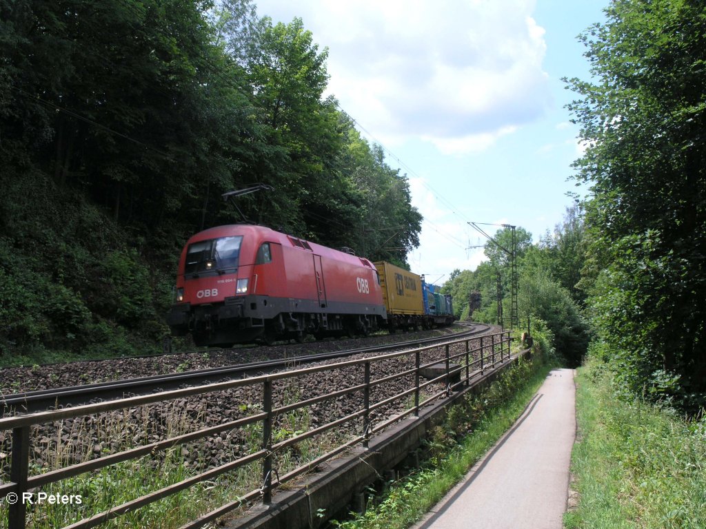 1116 004-1 zieht ein Containerzug bei Regensburg. 20.06.09