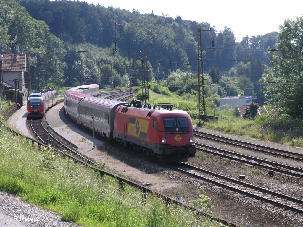 1116 064-5 kommt mit den BB EC 691 Wien Westbahnhof wieder zurck durch Hellwang-Elixhausen. 13.06.09
