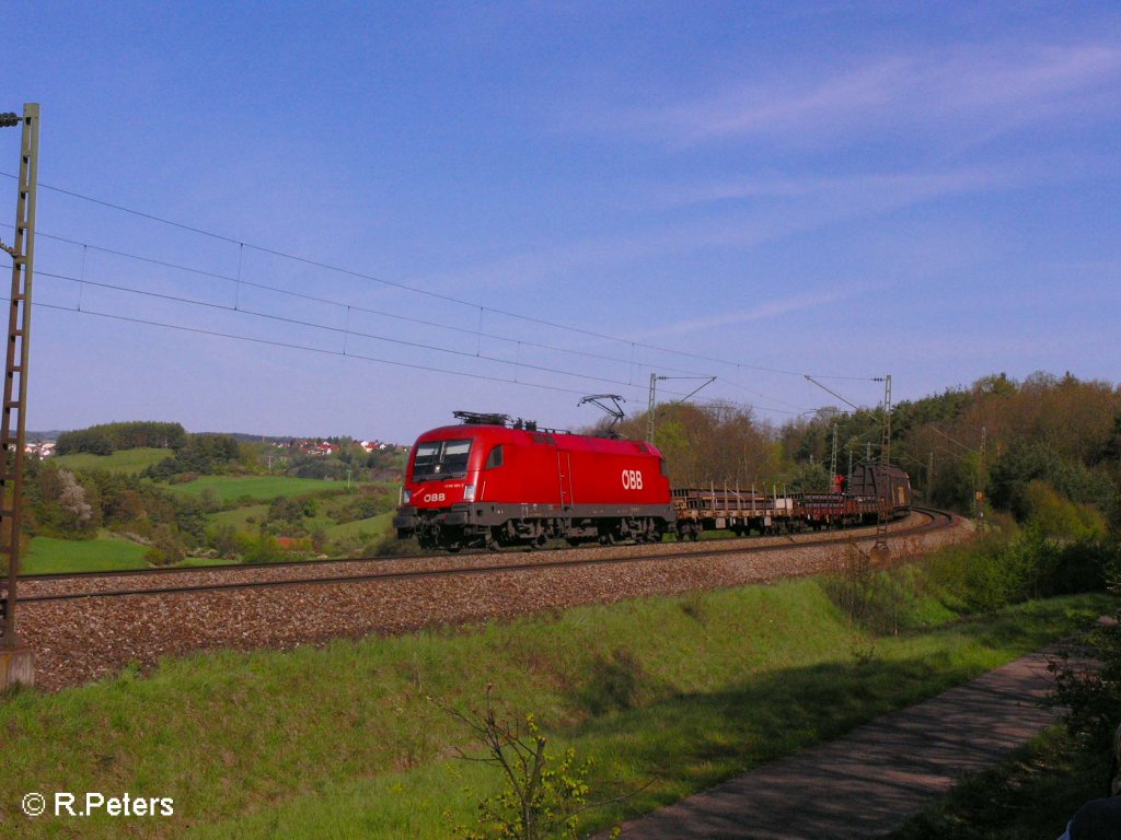 1116 121-7 zieht ein gemischten Gterzug bei Edlhausen. 03.05.08