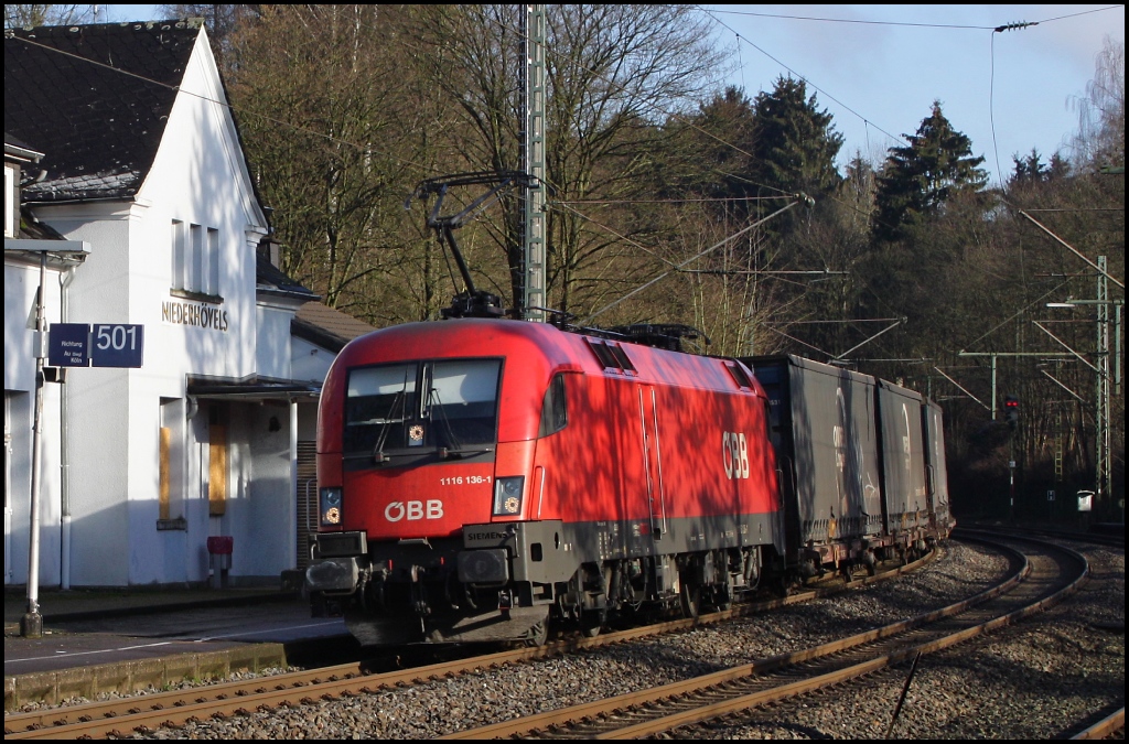 1116 136 durchfuhr mit KT 40668 (Kseky-Kln Eifeltor) um 11:45 Niederhvels in Richtung Kln. 

