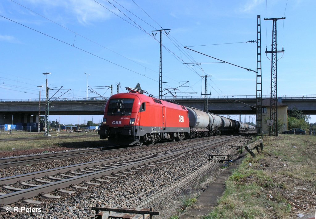 1116 144-5 zieht mit ein Kesselzug an Regensburg Ost vorbei. 09.09.09