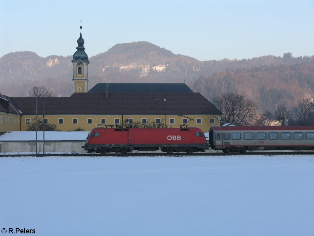 1116 185 zieht am Kloster Reisach bei Niederaudorf vorbei.18.02.10