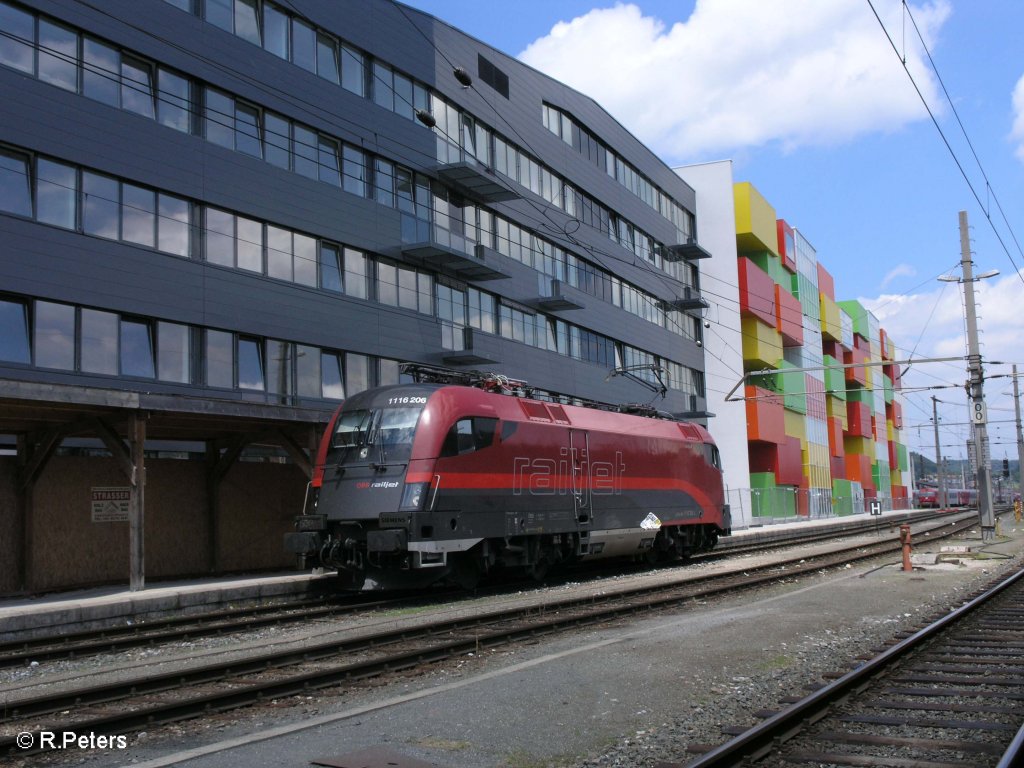 1116 206-2 und das Bunte Haus im Hintergrund, Salzburg HBF 13.06.09