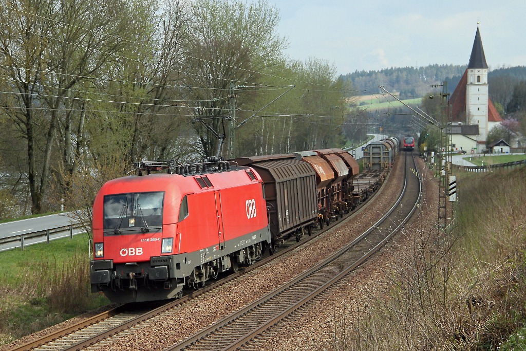 1116 269 mit gemischtem Gterzug zwischen Passau und Rosenheim an Hausbach vorbeifahrend. Abgelichtet am 12.4.2012. 