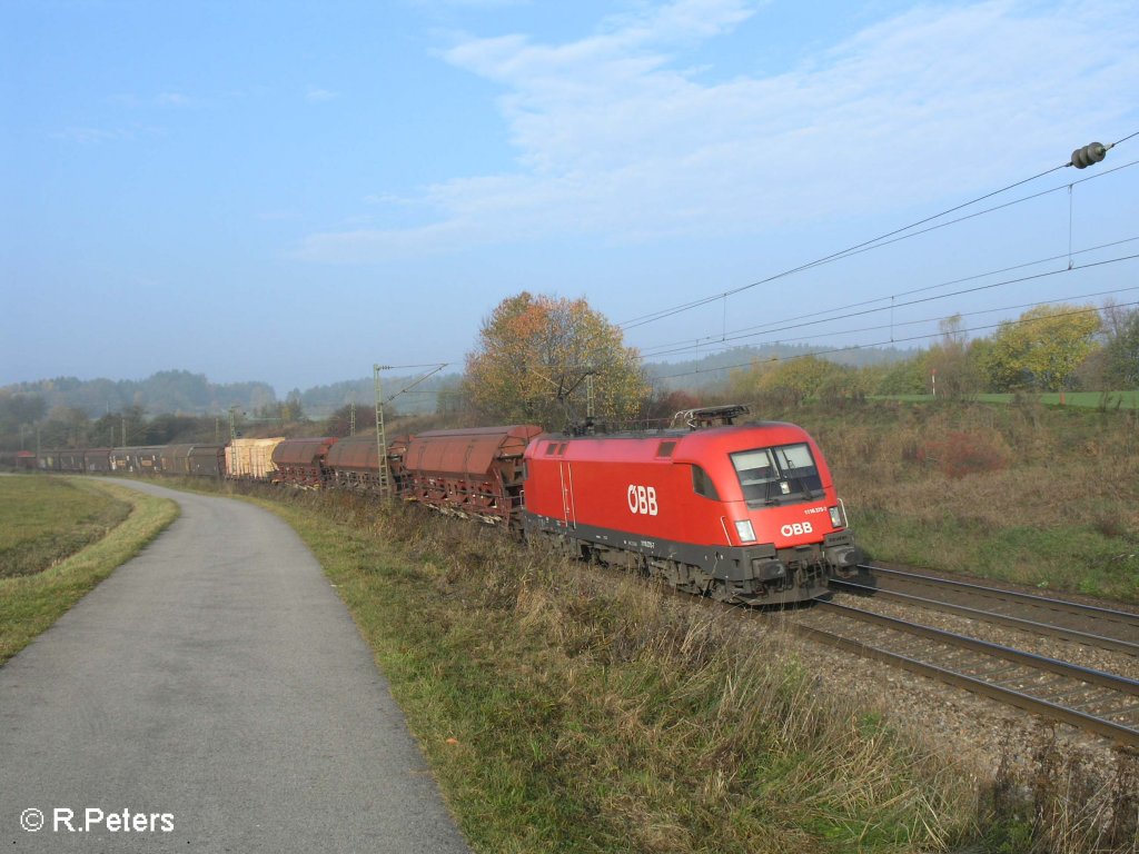 1116 275-7 zieht bei Plling ein gemischten Gterzug durch die Kurve. 25.10.08