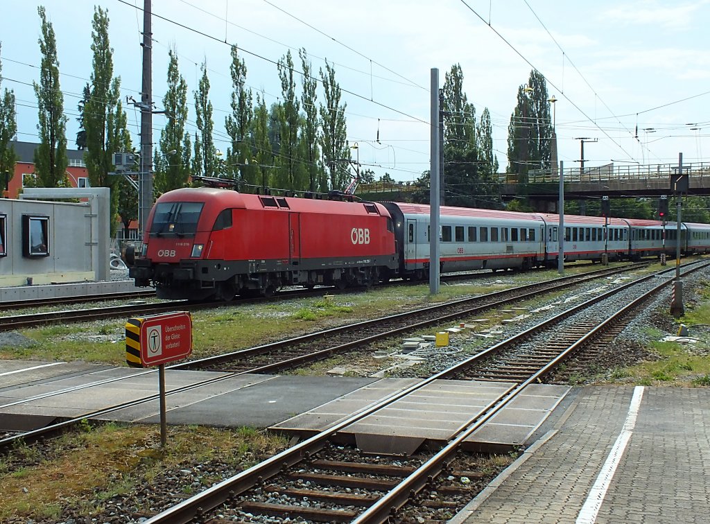 1116 276 erreicht am 23.7.13 mit einem Intercity aus Wien Bregenz. Der stlichste Bahnhof sterreichs ist von der Hauptstadt aus stndlich umsteigefrei zu erreichen. Dabei wechseln sich RailJet und Intercity jeweils im Zweistundentakt ab.