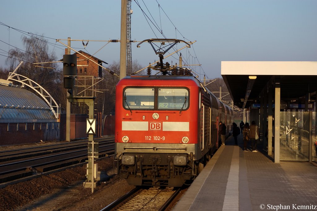 112 102-9 mit dem RE2 (RE 37385) nach Knigs Wusterhausen in Rathenow. 26.02.2011