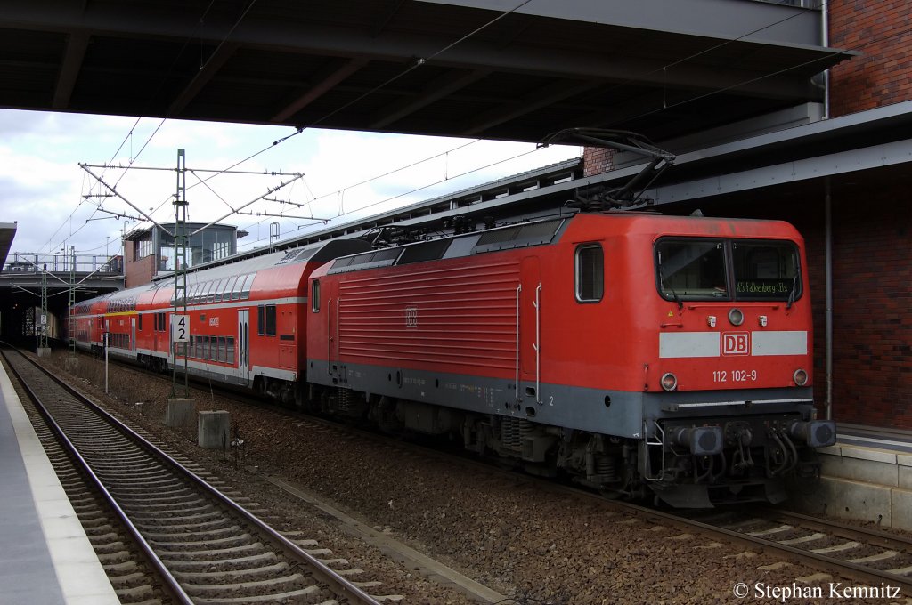 112 102-9 mit dem RE5 (RE 18509) nach Falkenberg(Elster) in Berlin Gesundbrunnen. 26.03.2011