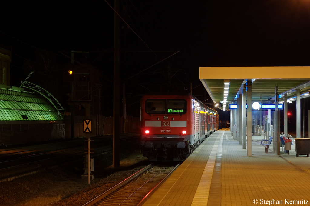 112 103 mit dem RE4 (RE 37333) von Rathenow nach Ludwigsfelde in Rathenow. 18.12.2011