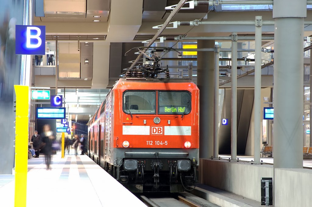 112 104-5 mit dem RE2 (RE 94026) nach Rathenow in Berlin Hbf (tief). 06.11.2010