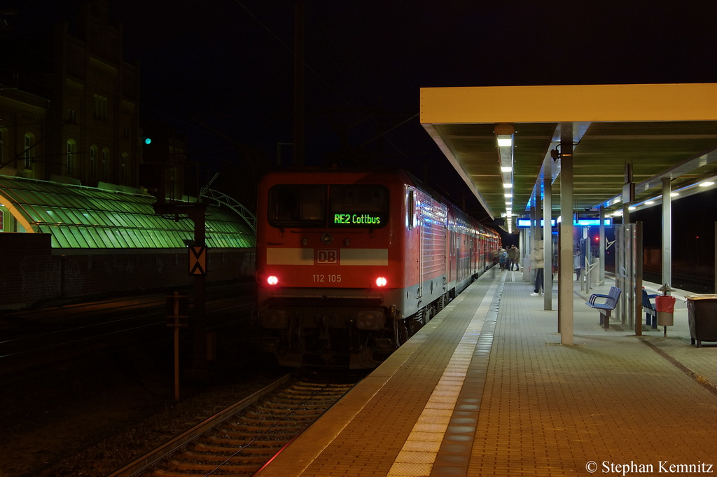 112 105 mit dem RE2 (RE 37385) von Rathenow nach Cottbus in Rathenow. Ab nchsten Sonntag gibt es diese direkt Verbindung nach Cottbus nicht mehr. Dann fhrt der RE4 ab Rathenow nach Ludwigsfelde und wenn man nach Cottbus will, muss man in Berlin umsteigen. 04.12.2011