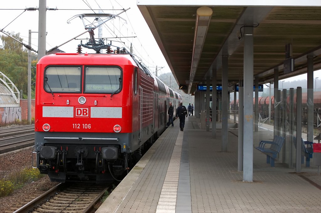 112 106 die am 06.10.2010 ihr Hauptuntersuchung bekommen hat steht mit dem RE2 (RE 38167) nach Knigs Wusterhausen in Rathenow. 12.10.2010