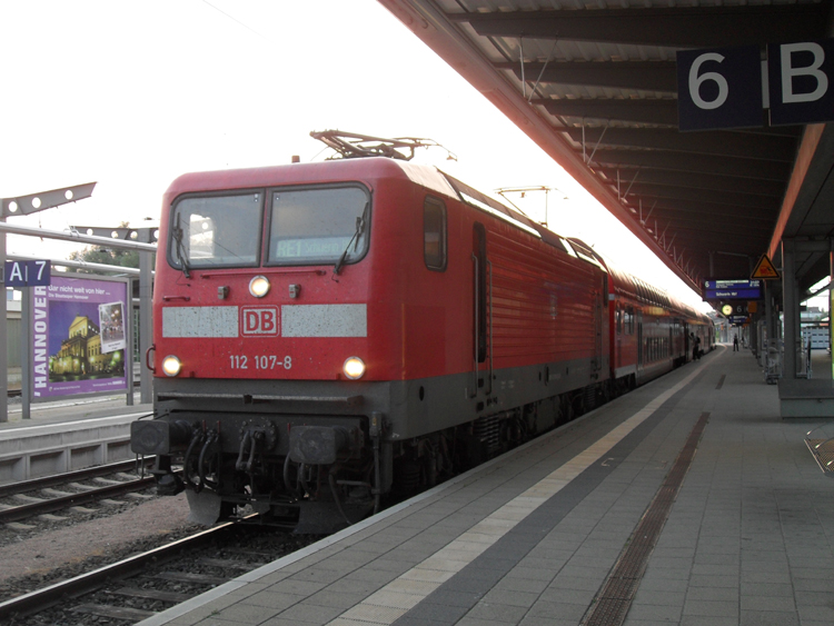 112 107-8 mit RE 33018 von Rostock Hbf Richtung Schwerin Hbf.kurz vor der Abfahrt um 21.20 Uhr der Zug hatte in der Ankunft +25 Minuten Versptung weil der RE1 in Bad Kleinen noch auf dem RE4 warten musste.(10.07.10)