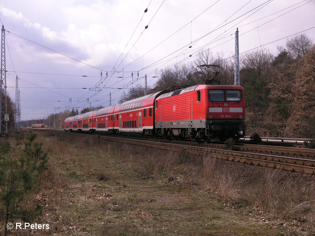 112 108-6 auf den Rckweg und schiebt bei Berlin Friedrichshagen den RE1 Magdeburg HBF 19.03.08