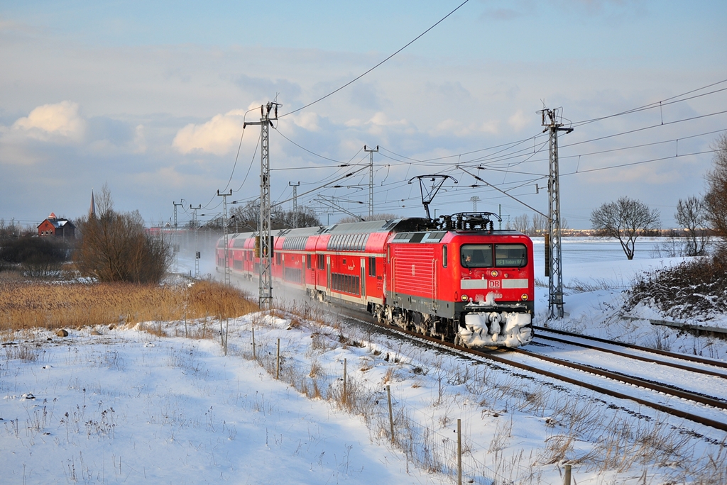 112 109 mit dem RE 1 nach Hamburg am 11.03.2013 in Sildemow.