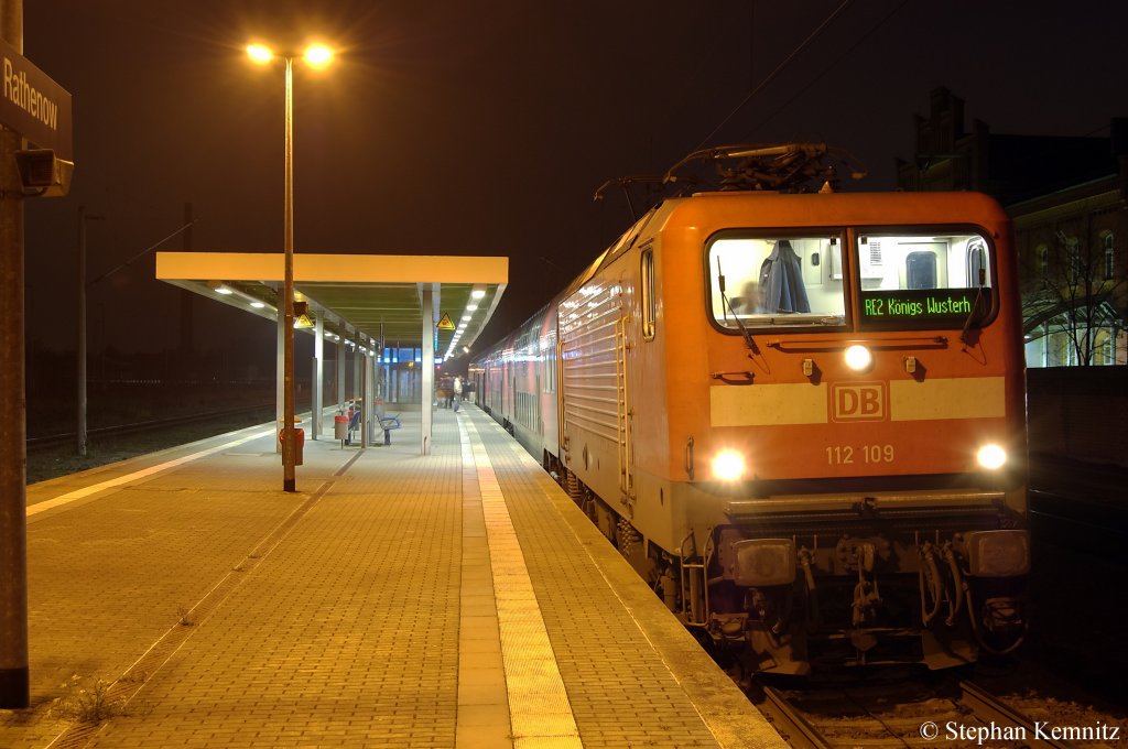 112 109 mit dem RE2 (RE 38175) nach Knigs Wusterhausen in Rathenow. 21.11.2010