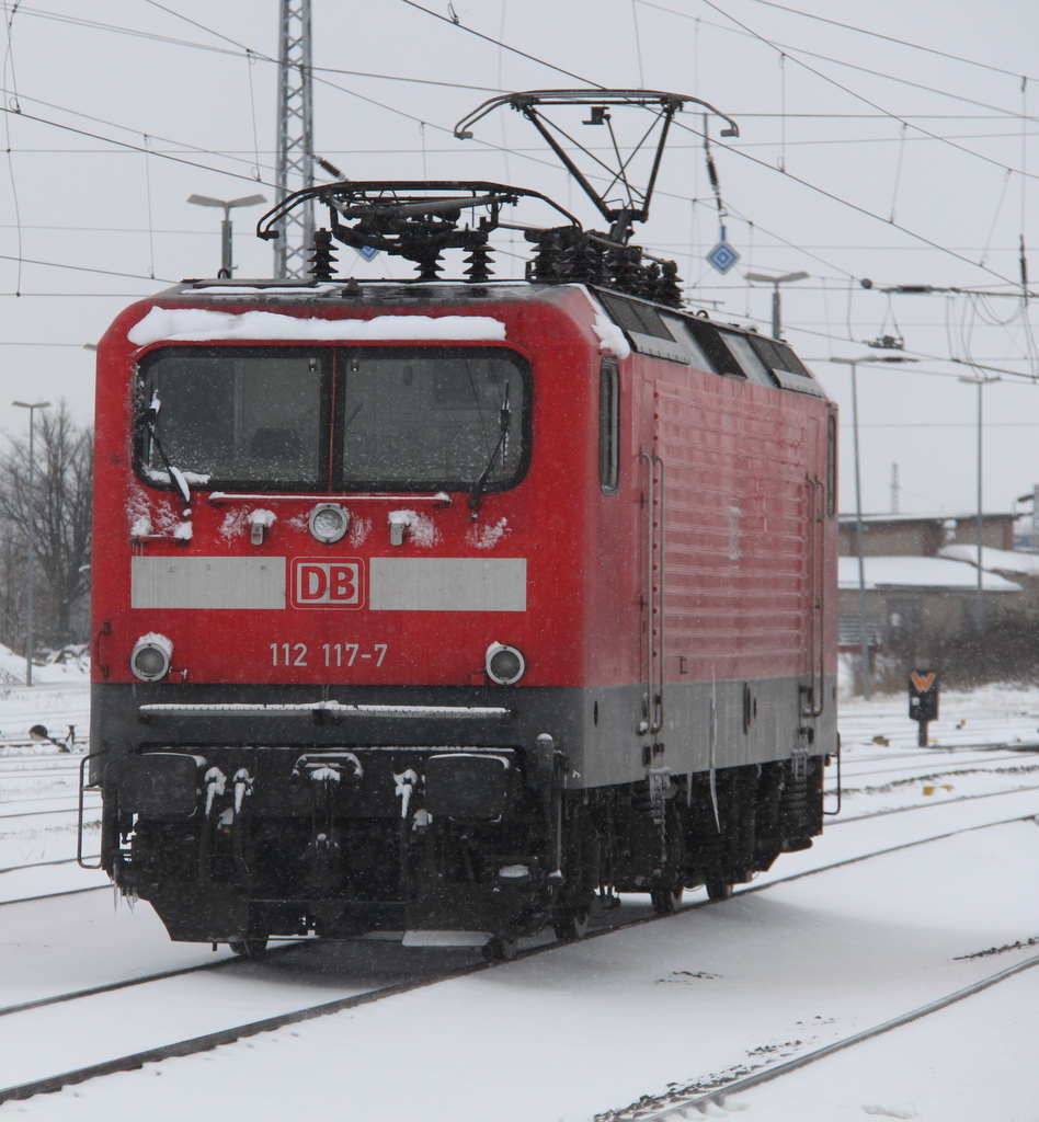 112 117-7 stand am 10.03.2013 im Vorfeld des Rostocker Hbf.