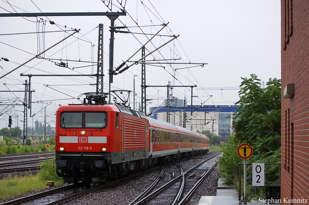 112 118-5 mit dem RE 12370  Princess Cruises  von Warnemnde nach Berlin Ostbahnhof bei der Einfahrt in den Berliner Ostbahnhof. 21.07.2011