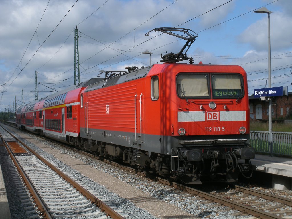 112 118 brachte,am 05.Juli 2011,den RE 13006 von Sassnitz nach Bergen/Rgen und fuhr dann weiter nach Rostock.