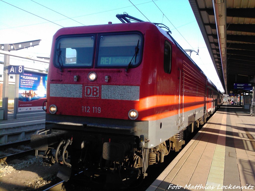 112 119 als RE1 mit ziel Hamburg Hbf im Bahnhof Rostock Hbf am 8.6.13