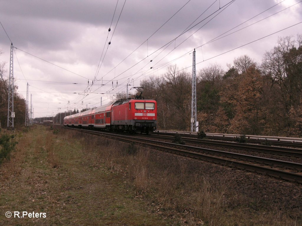 112 121-9 schiebt bei Berlin-Friedrichshagen ein RE1 Brandenburg HBF. 19.03.08