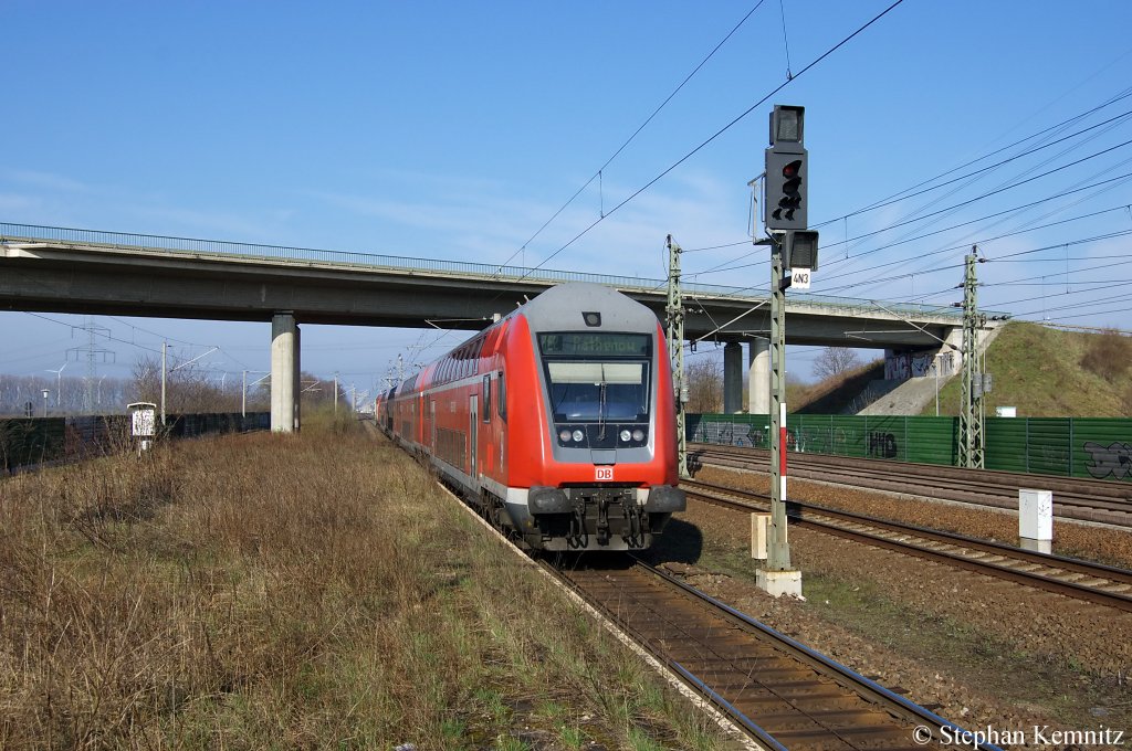 112 121 verlsst gerade mir ihrer Dostos Garnitur den Bahnhof Wustermark und nchster Halt ist dann Buschow. 05.04.2011 