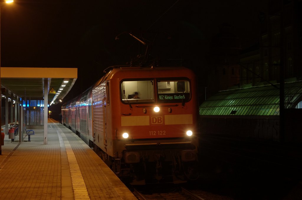 112 122 mit dem RE2 (RE 38175) nach Knigs Wusterhausen in Rathenow. Der Zug fuhr mit 10min Versptung in Rathenow ab. 08.11.2010