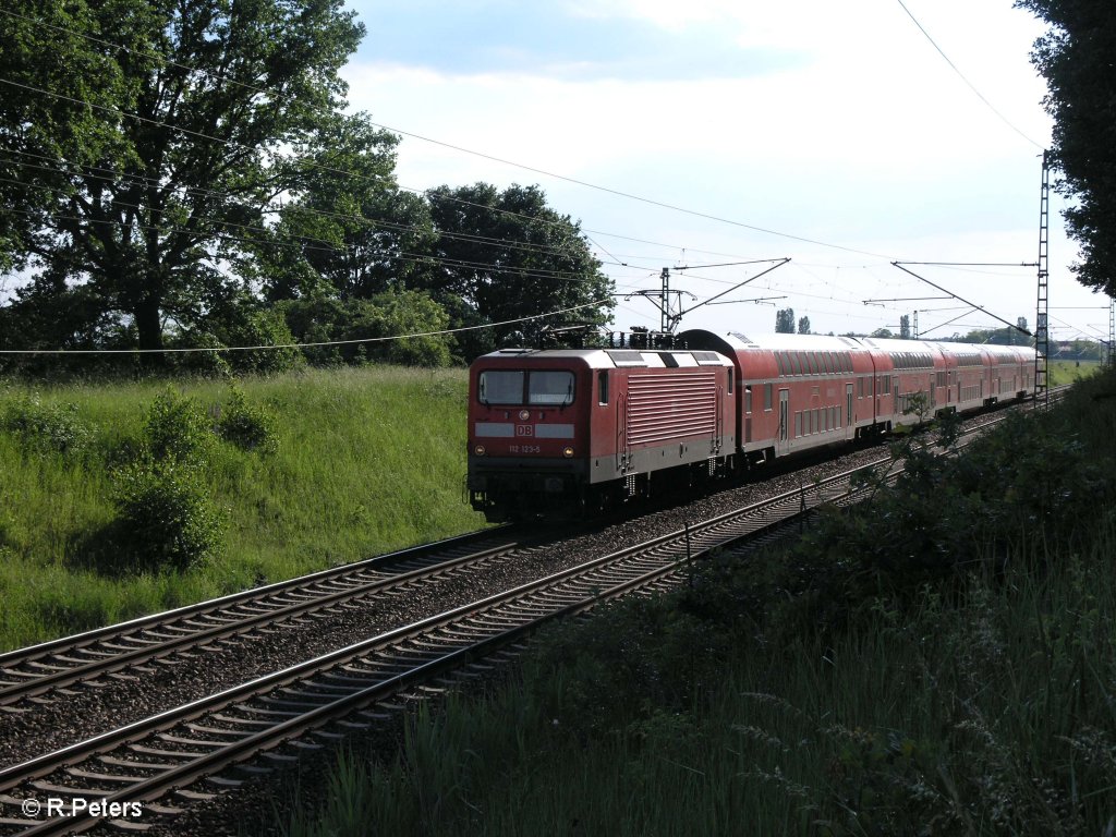 112 123-5 zieht bei Jacobsdorf den RE38023 Eisenhttenstadt. 02.06.09
