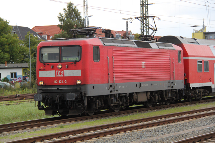 112 124-3 mit S2 von Gstrow nach Warnemnde bei der Einfahrt im Rostocker Hbf.19.08.2011