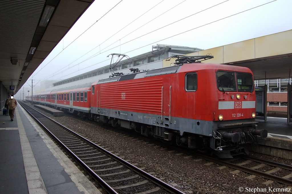 112 128-4 [Verl.|HBS|14.06.12] mit dem RE (RE 14011) von Hannover Hbf nach Wolfsburg Hbf im Hannover Hbf. 22.11.2011