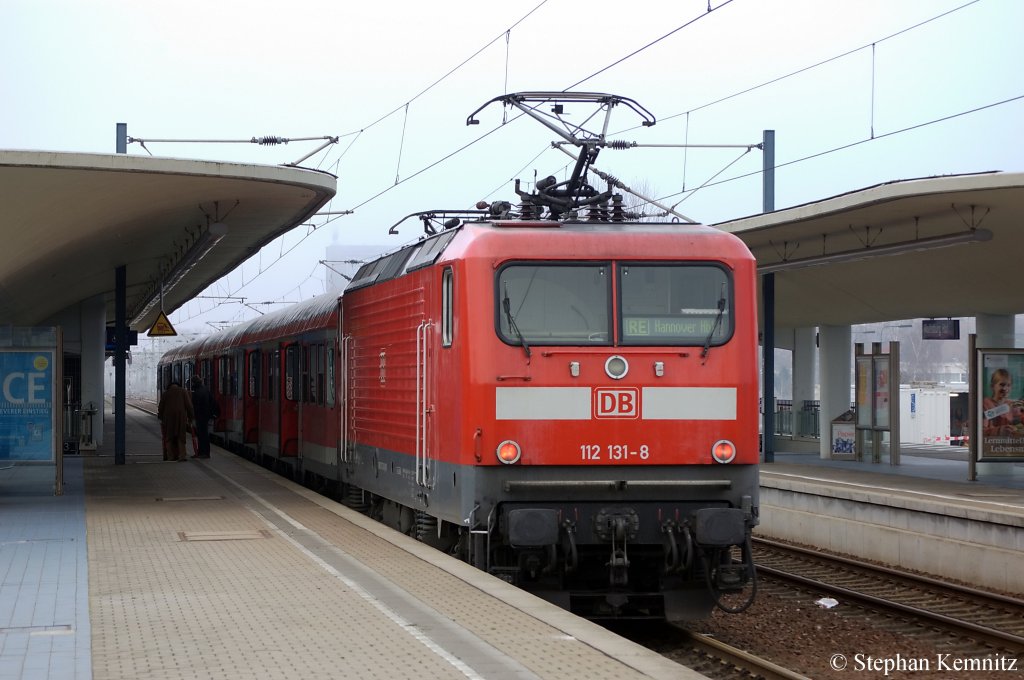 112 131-8 mit dem RE (RE 14610) nach Hannover Hbf in Wolfsburg. 26.11.2010