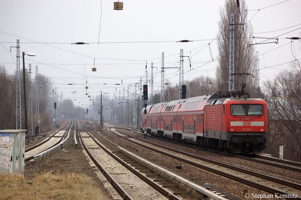 112 133-4 mit dem RE3 (RE 18310) nach Stralsund in Berlin Karow. 17.02.2011