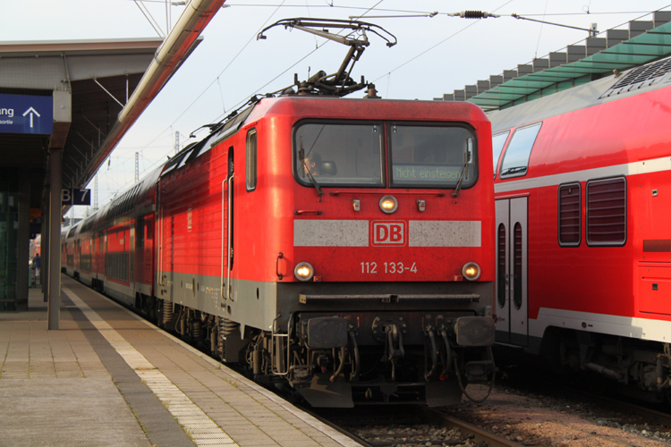 112 133-4 mit RE 4311 von Hamburg Hbf nach Rostock Hbf kurz nach der Ankunft im Rostocker Hbf.03.11.2011