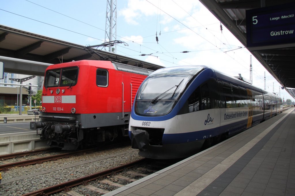 112 133-4 steht mit RE 4363 von Rostock Hbf nach Lutherstadt Wittenberg und neben an steht OLA nach Gstrow.01.06.2012