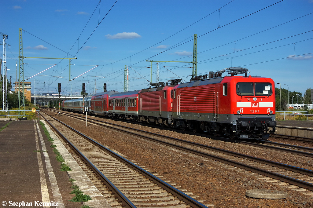 112 144-1 hatte eine ganz neue HU bekommen und hing am Zugende eines Pbz, der von der 115 261-0 gezogen wurde und der Pbz bei der Durchfahrt in Berlin-Schnefeld Flughafen und es ging in Richtung Grnauer Kreuz weiter. 14.08.2012