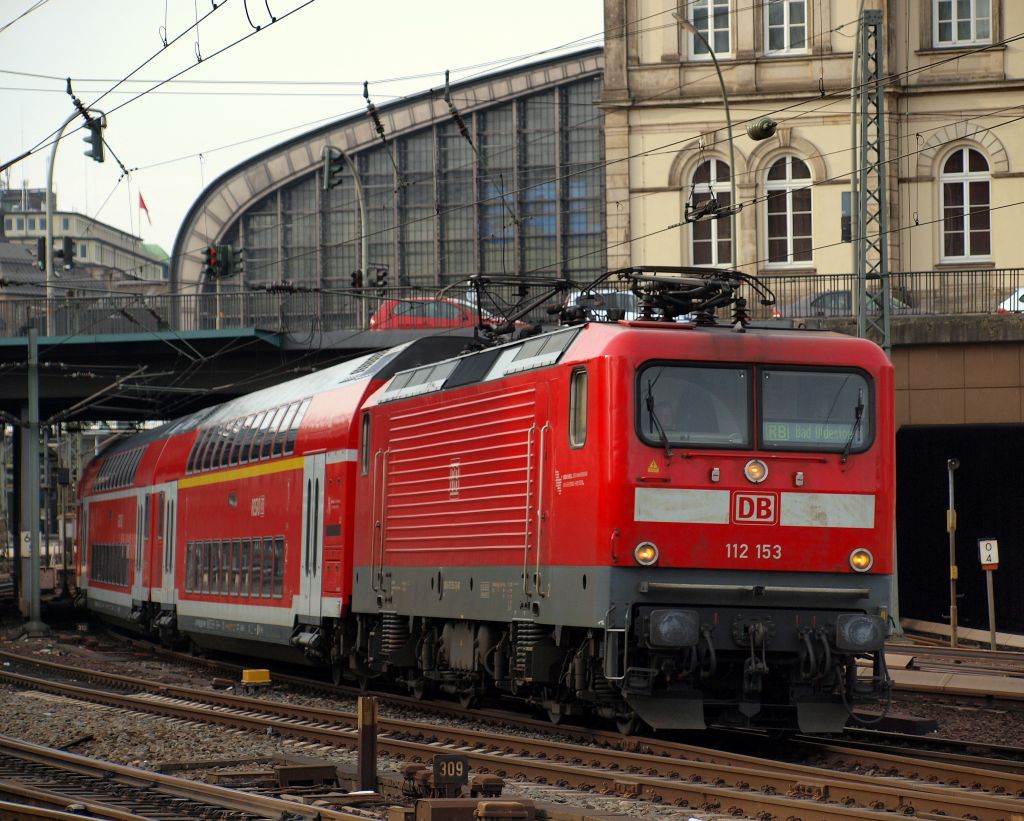 112 153 (Ex NRW) zog die Regionalbahn 21324 nach Bad Oldesloe am 12.3 aus dem Hamburger Hbf.