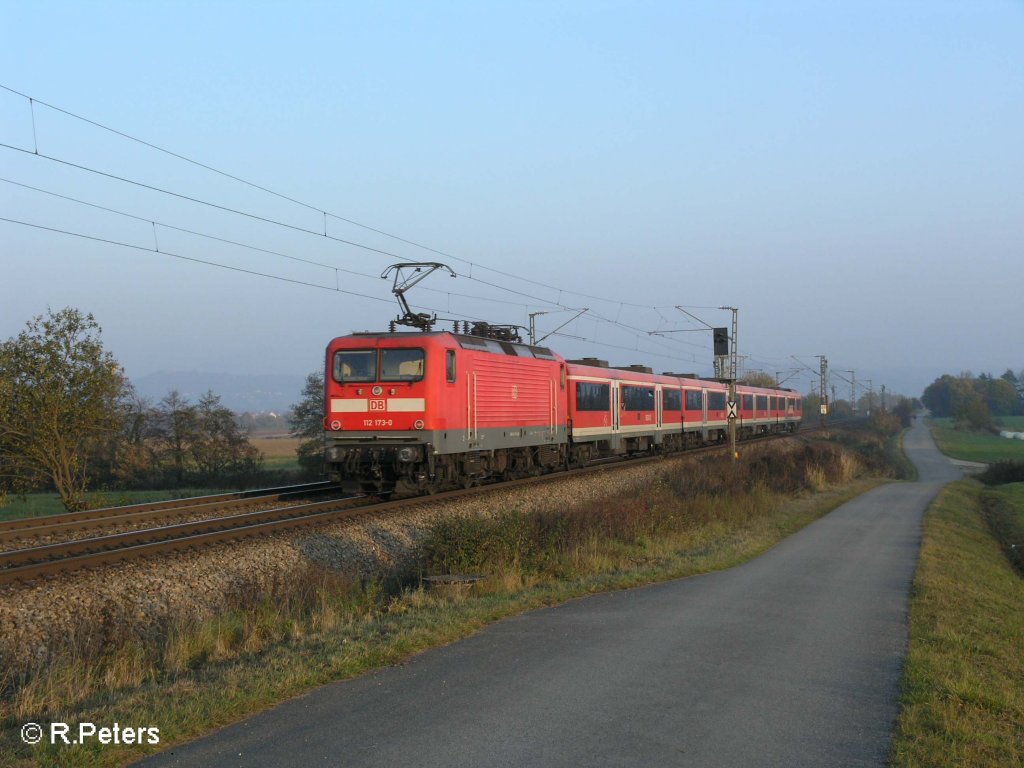 112 173-0 Schiebt ein RE bei Plling. 25.10.08