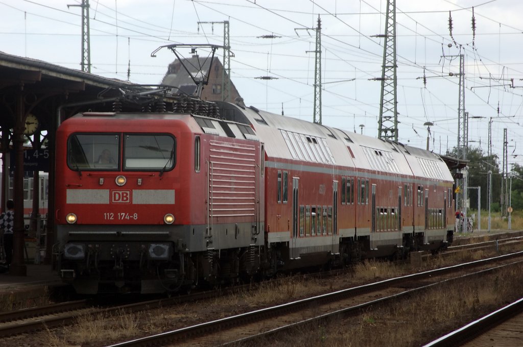 112 174-8 kam mit dem RE 36070 in Stendal an und fuhr spter als RE 36055 zurck nach Magdeburg. 30.07.2010