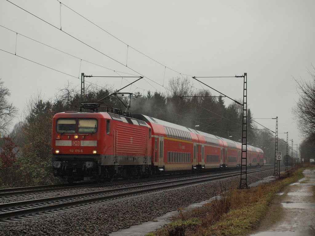 112 175-5 fuhr mit hoher Geschwindigkeit durch das kleine rtchen Prisdorf am 2.6.