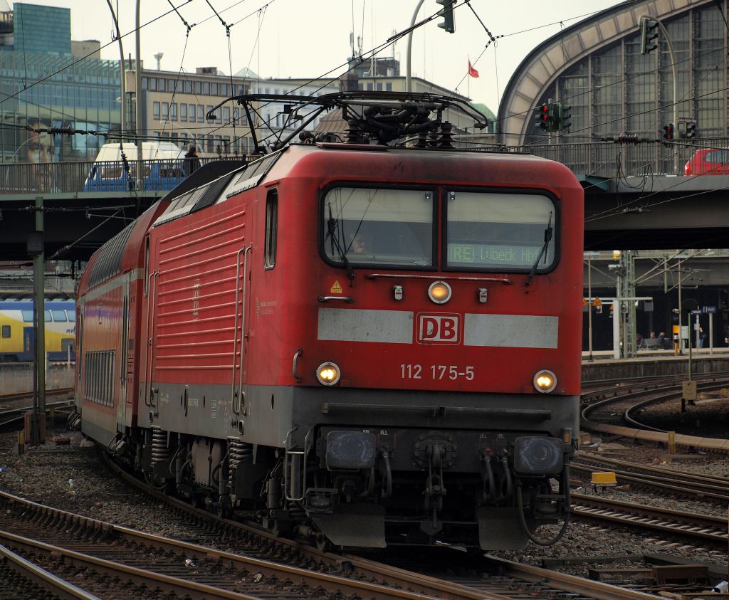 112 175-5 zog den RE 21424 nach Lbeck aus dem Hamburger Hbf.