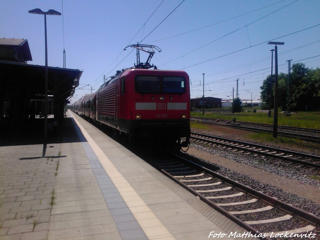 112 182 mit Ausrangierten Dosto und Wittenberger steuerwagen und 1 Dostowagen unterwegs nach Mukran beim Zwischenstopp im Bahnhof Bergen auf Rgen am 7.6.13