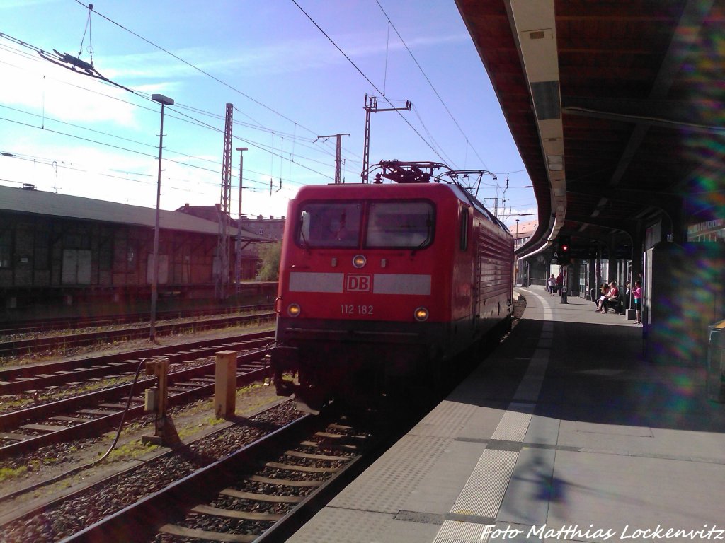 112 182 solo unterwegs bei der Einfahrt in Stralsund Hbf am 10.6.13