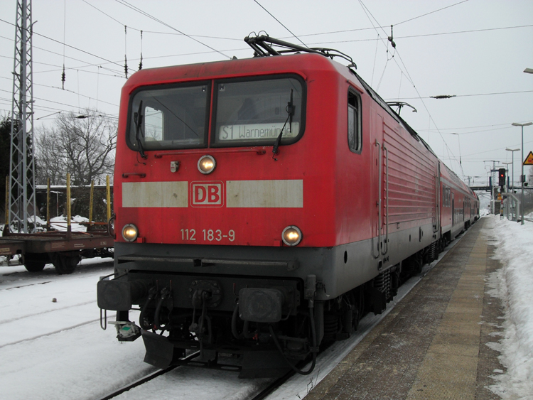 112 183-9 mit S1 von Rostock Hbf Richtung Warnemnde kurz vor der Ausfahrt im Bahnhof Rostock-Bramow.(06.02.10)